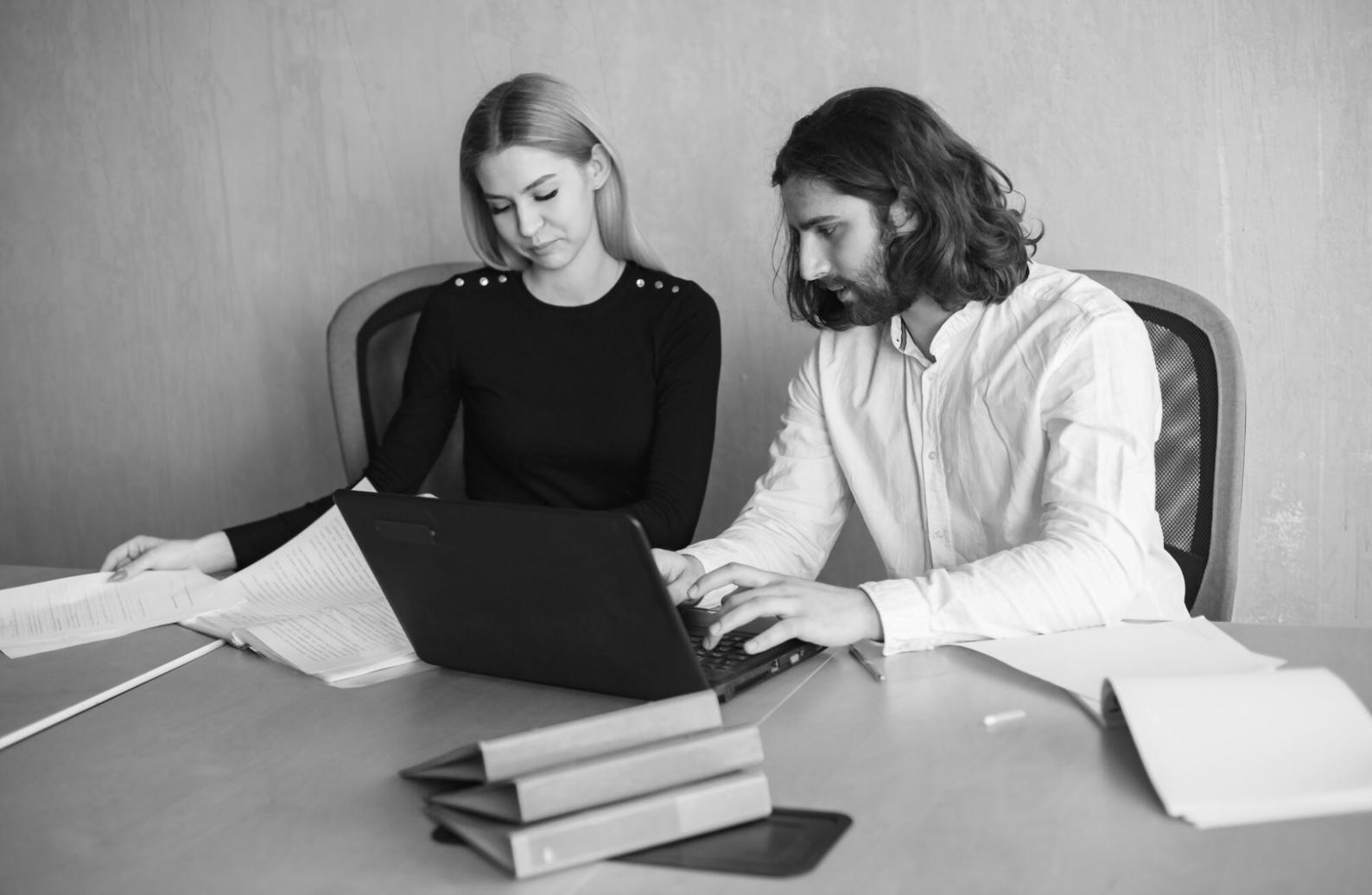 Finanzberatung und Lehrmaterialien auf einem modernen Schreibtisch