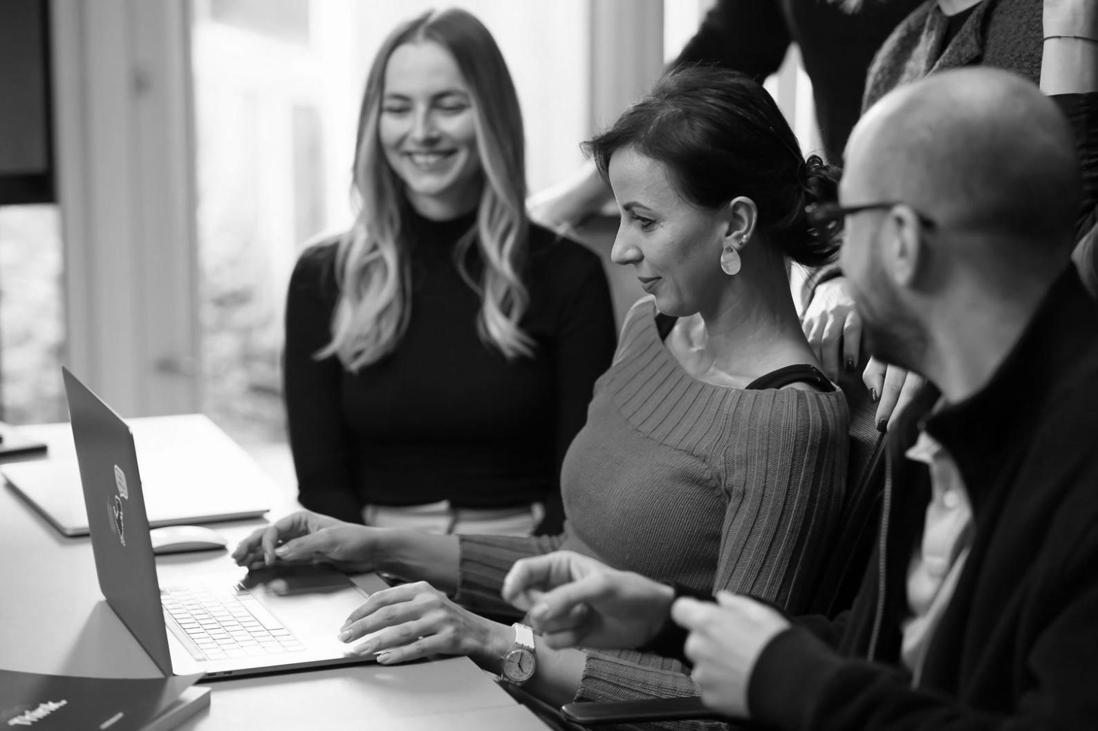 Workshop-Situation mit Finanzberatern und Teilnehmern